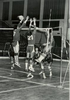 Pallavolo Novara serie B1 1986 - A muro: Rizzoli 21 e Silva 7