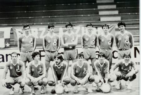 Pallavolo Novara serie B1 1986 - In alto da sx : Kusmanov, Tosatti, Poli, Gogna, Mazzini, Celasco, Bonfantini, Pozzato, Bedana, Silva, Signorelli, Rizzoli.
